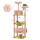 Ein bunter Katzenbaum mit drei Katzen: eine auf einer rosa Wolkenliege, eine in einer grünen Hängematte und eine auf einer rosa Plattform.