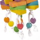 Buntes Holzspielzeug für Vögel mit gestapelten Blöcken und hängenden Perlen, entworfen für Unterhaltung und Bereicherung von Haustieren.