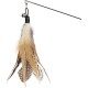 Ein gefiederter Katzenspielzeug mit einem schwarzen Griff und einer Glocke, ausgestattet mit verschiedenen naturfarbenen Federn, entworfen für interaktives Spielen.