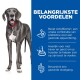 Een gezonde hond met een rode halsband staat links; tekst aan de rechterkant somt voordelen op: ActivBiome+ voor spijsvertering, haver en gerst, bevordert gezonde ontlasting.
