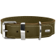 Olivengrüner Lederhundehalsband mit weißen Nähten, silberner Schnalle und einem kleinen "HUNTER"-Logoanhänger.