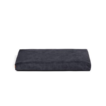 Dunkelgraues rechteckiges Haustierbett mit einer weichen Textur, das auf einer Seite ein dezentes Logo aufweist, vor einem weißen Hintergrund.