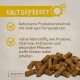 Kaltgepresstes Hundefutter mit Niedrigtemperaturproduktion, das Nährstoffe wie Proteine und Vitamine erhält; enthält braune Krokettenstücke.