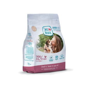 Swiss Natural Junior Mini Hundefuttertüte, 1 kg, 72 % Huhn, Foto einer Person, die einen Welpen hält; Slogan ‚Riech es. Probier es. Lieb es!‘