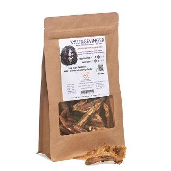 Hundeleckerli-Packung mit der Aufschrift "Kyllingevinger" mit einem Fenster, das Hähnchenflügel zeigt, mit Nährwertinformationen und einem Hundebild.