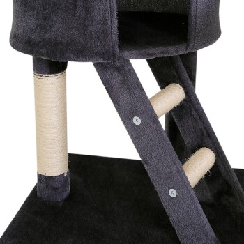 Eine Nahaufnahme eines dunkelgrauen Katzenbaums mit einer plüschigen Plattform, einem mit natürlichem Sisal umwickelten Kratzbaum und einer Leiter.