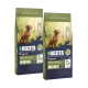 Zwei Säcke Bozita-Hundefutter, mit der Bezeichnung "Adult Flavour+" mit Rentier, jeweils 12 kg, mit einem braunen Hund in einer natürlichen Umgebung.