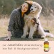 Eine Frau im Freien hält eine Leine für ihren flauschigen weißen Hund, mit einer Flasche Haustier-Supplement für Fell- und Hautgesundheit in der Nähe.