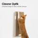 Eine orangefarbene Katze kratzt an einem wandmontierten Pad mit "Cleane Optik" und "Schlichtes Design für dein schönes Zuhause" darüber.