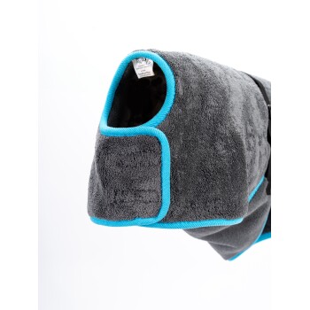 Graues Haustierhandtuch mit blauen Akzenten, mit einer Kapuze und einem Etikett innen, entworfen zum Trocknen von Haustieren nach dem Baden.