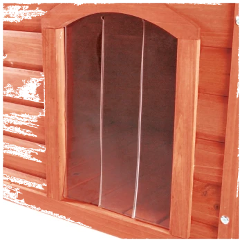 Entrée d'une maison pour animaux en bois avec un rabat transparent, présentant trois panneaux verticaux pour un accès facile.