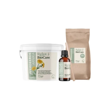 Relax BioCare Haustierpflegeprodukte, die einen weißen Eimer mit der Aufschrift "Pferdeerde Arnika", eine braune Tasche und eine Tropfflasche mit der Aufschrift "Tinktur Arnika" zeigen.