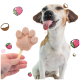 Hand hält einen pfotenförmigen Hundesnack am Stiel neben einem glücklichen Hund mit herausgestreckter Zunge, mit Erdbeer- und Kokosnussillustrationen.