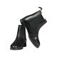 Ein Paar stilvolle schwarze Chelsea-Stiefel aus Leder mit elastischen Seitenpaneelen und einem niedrigen Absatz, in einem Winkel positioniert.
