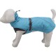 Ein graues Hundemanikin trägt eine blaue Hundejacke mit einem schwarzen Geschirr, das ein stilvolles und funktionales Haustierbekleidungsdesign zeigt.