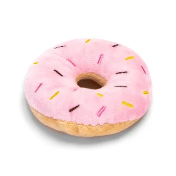 Ein pinkfarbener, mit Zuckerguss überzogener Hundekeks in Form eines Donuts, dekoriert mit bunten Streuseln, auf einem weißen Hintergrund platziert.