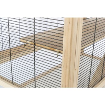 Holzhaustierkäfig mit schwarzem Drahtgeflecht, mit einem Holzregal und Metallhaken für eine sichere Platzierung.