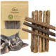 Eine verspielte graue Katze, die an einem Katzenstick kaut, mit einer Verpackung, die "Karaluna Cat Sticks" enthält, mit 8 Sticks im Hintergrund.