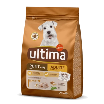 Sac de nourriture pour chiens étiqueté "Ultima" pour les petits chiens adultes de moins de 10 kg, présentant un chien souriant, avec du poulet comme ingrédient principal.