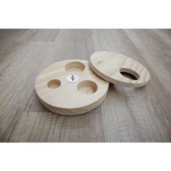 Holzpuzzle für Haustierleckerlis mit drei runden Löchern und einem abnehmbaren Deckel, entworfen für interaktives Spielen.