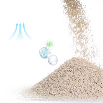 Ein Haufen hellfarbigen Haustierfutters oder Streus mit kleinen Granulaten, begleitet von drei bunten Gelkapseln, mit Pfeilen, die nach oben zeigen.