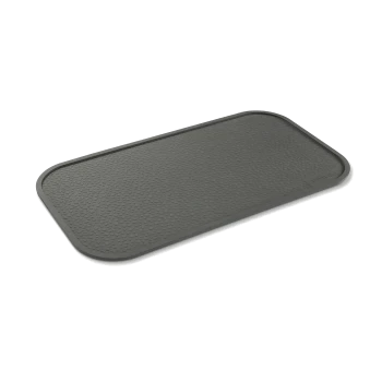 Dunkelgraue Silikon-Futtermatte für Haustiere, abgerundetes Rechteck mit strukturierter Punktoberfläche, erhöhtem Rand und eingeprägtem Logo