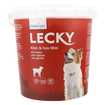 Roter Behälter mit LECKY Hundeleckerlis, beschriftet mit "Klein & Fein Mini" mit Lamm, mit einem Hundebild und Hinweisen auf glutenfrei und weichen Snack.