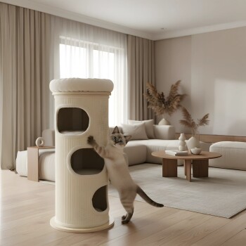 Siamkatze kratzt an einem beigen mehrstufigen Katzenturm in einem modernen Wohnzimmer mit neutraler Einrichtung.
