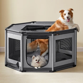 Ein grauer und schwarzer Haustierspielzaun mit zwei Hunden darin; ein flauschiger weißer Hund sitzt am Eingang, während ein größerer Hund oben steht.