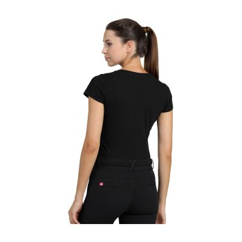 Eine Frau ist von hinten zu sehen, trägt ein enges schwarzes T-Shirt und schwarze Hosen mit einem strukturierten Bund.