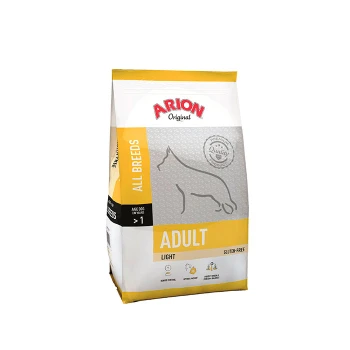 Eine Tüte Arion Original Hundefutter, beschriftet mit "Adult" und "Light", geeignet für alle Rassen, glutenfrei, mit einer Silhouette eines Hundes.
