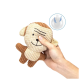 Eine Person hält ein Plüsch-Monkey-Spielzeug mit einem lächelnden Gesicht und strukturiertem Stoff, begleitet von einem kleinen Symbol eines Quietsches.