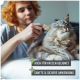 Eine Person bürstet sanft eine entspannte Katze auf einer weichen Oberfläche, mit Text, der "Auch für Katzen geeignet" und "Sanfte & sichere Anwendung" besagt.