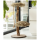 Katzenbaum mit zwei plüschigen, mit Fell bedeckten Plattformen und einem Sisal-Seil zum Kratzen, in einem modernen Innenraum mit natürlichem Licht.