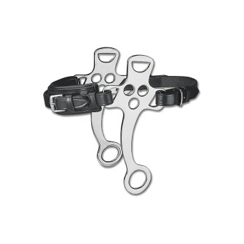 Ein metallisches Haustierhalsband mit einem einzigartigen Design, das zwei verstellbare Lederriemen und mehrere Löcher zur Größenanpassung aufweist.