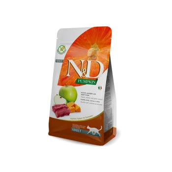 Ein Beutel N&D Kürbis Katzenfutter mit Rezept für Wild, Kürbis und Apfel, mit Bildern von Zutaten wie einem grünen Apfel und Kürbis.