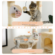 Eine verspielte getigerte Katze mit einem Spielball und einer entspannten weißen Katze in einer Hängematte. Text lautet "Ersatzspielball" und "Weiche Hängematte."