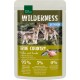 Zak van 'Wilderness Junior True Country' huisdiervoer met twee wolfpuppy's, met 95% kip en zalm, 5% fruit en kruiden.