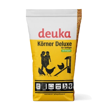 Eine gelbe Tüte deuka Körner Deluxe Geflügelfutter mit Illustrationen von Menschen, die Hühner füttern, und dem Text "für Geflügel" und "mit Oregano."