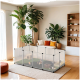 Innenbereich für Haustiere mit Meerschweinchen auf Rasen, großen Pflanzen, einem gemütlichen Sofa mit orangefarbenen Kissen und einem Holzregal mit Dekoration.
