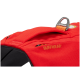 Nahaufnahme eines roten Hundegeschirrs mit dem "RUFFWEAR" Logo, einem stabilen Griff und einem Metallbefestigungspunkt.