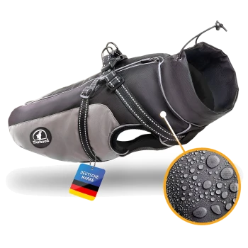 Eine schwarz-rote Hundejacke mit reflektierenden Riemen und wasserdichter Funktion, gekennzeichnet mit "DEUTSCHE MARKE" und einem Tropfensymbol.