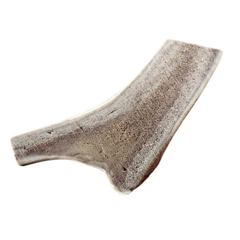 Ein großer, natürlicher Hundeknochen mit einer glatten, hellbraunen Oberfläche und einer leicht gebogenen Form, ideal zum Kauen für Haustiere.