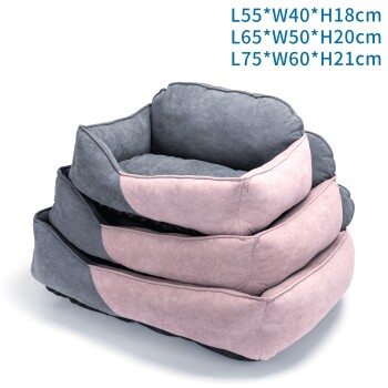 Gestapelte graue und rosa Haustierbetten in drei Größen mit den Maßen L55*B40*H18cm, L65*B50*H20cm, L75*B60*H21cm.