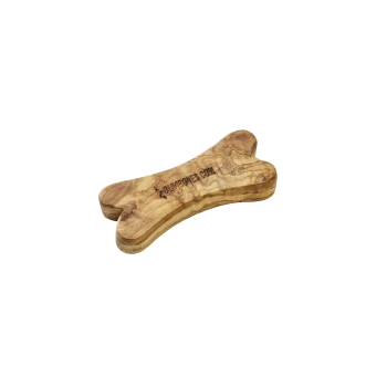 Knochenförmiger Hundekausnack aus Olivenholz mit Holzmaserung und eingraviertem Text 'olivetree.com'.