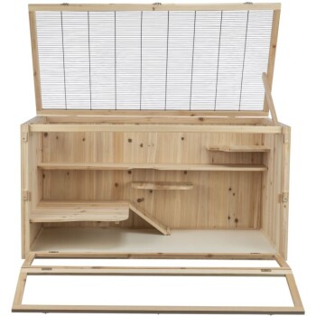 Holzhaustierkäfig mit mehreren Ebenen und einem Drahtgitteroberteil, ausgestattet mit einer Rampe und Regalen für kleine Tiere.