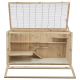 Holzhaustierkäfig mit mehreren Ebenen und einem Drahtgitteroberteil, ausgestattet mit einer Rampe und Regalen für kleine Tiere.
