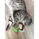 Eine graue getigerte Katze schläft friedlich auf einem Holzboden und kuschelt mit einem bunten Plüschspielzeug, das einem Mädchen mit Flügeln ähnelt.