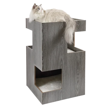 Eine flauschige grau-weiße Katze liegt auf einem modernen, mehrstöckigen Katzenbaum mit Holzoptik, der ausgeschnittene Bereiche zum Spielen bietet.