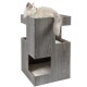 Eine flauschige grau-weiße Katze liegt auf einem modernen, mehrstöckigen Katzenbaum mit Holzoptik, der ausgeschnittene Bereiche zum Spielen bietet.